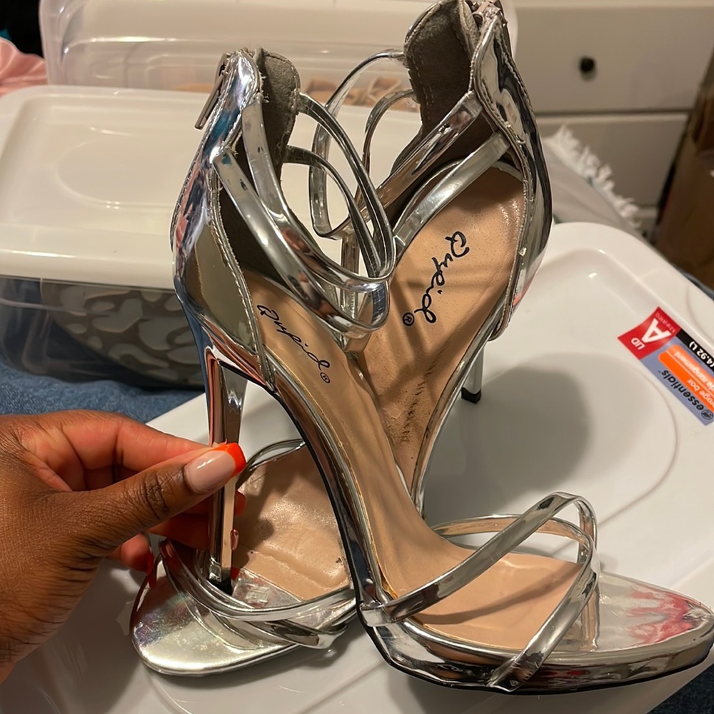 Qupid woman heels size 6 Silver color